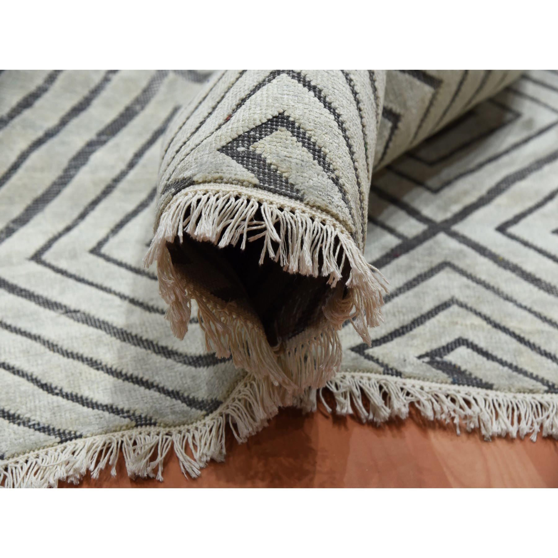 Modern-and-Contemporary-Hand-Knotted-Rug-376000